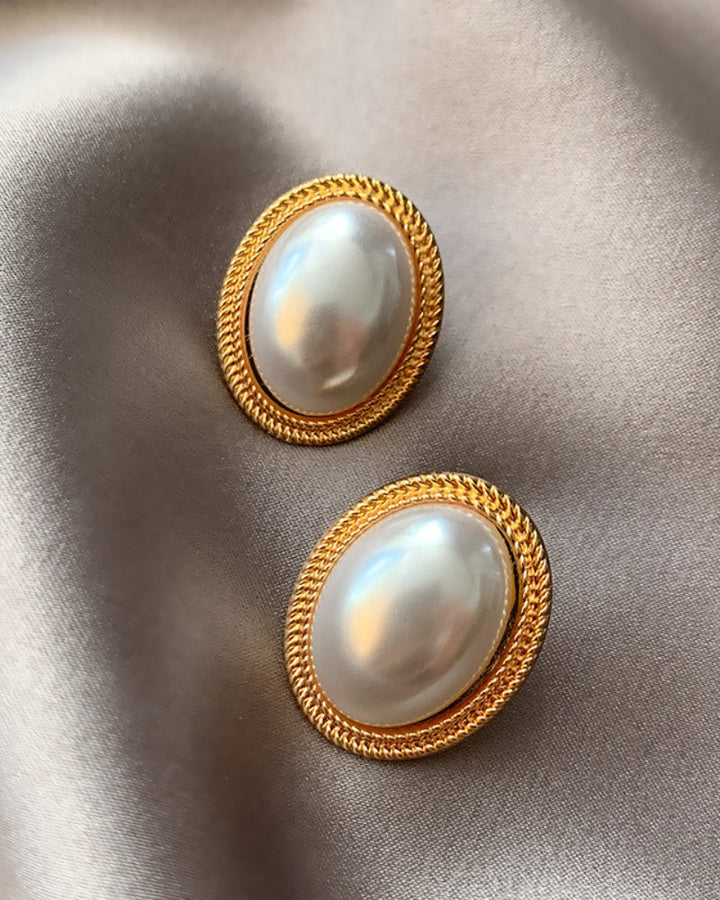 Oval Pearl Earrings Radiance