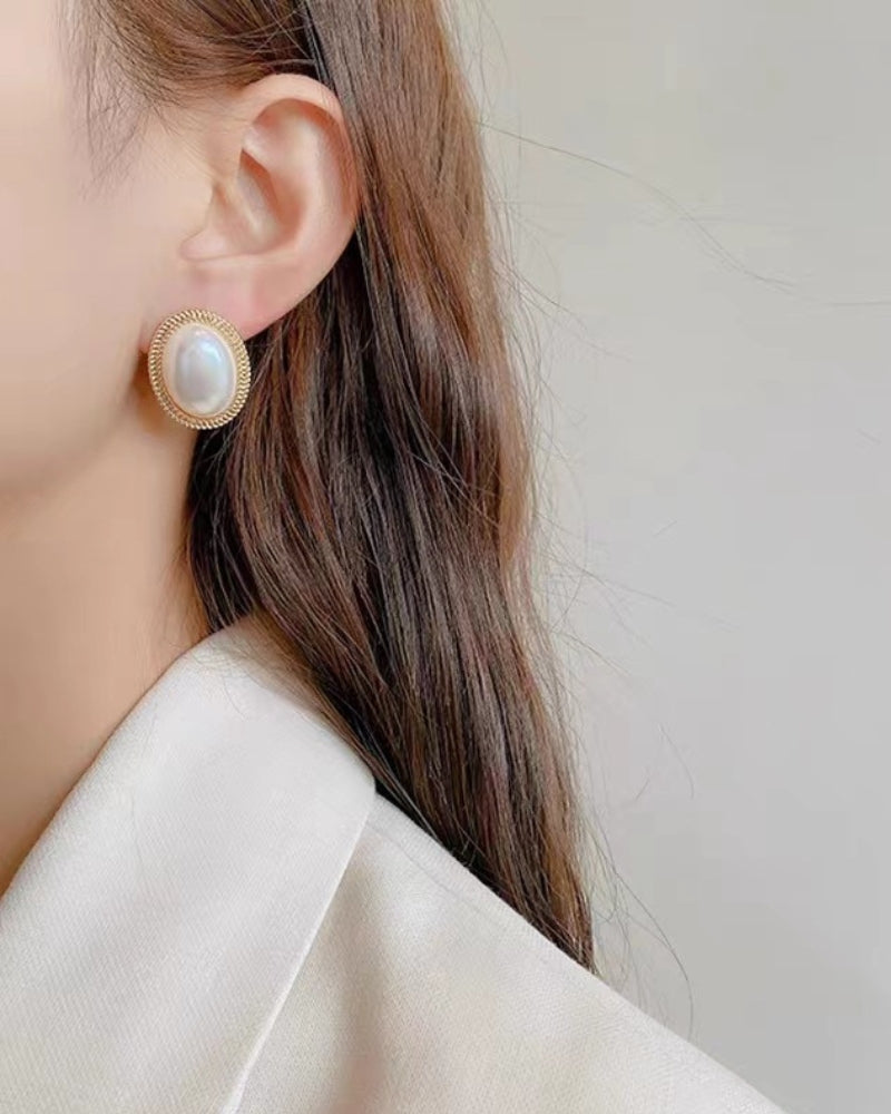 Oval Pearl Earrings Radiance